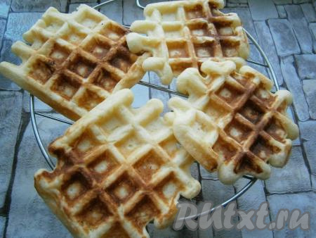 Готовые вафли остудить на решетке.