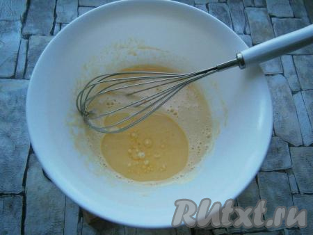 Получившуюся массу тщательно взбить венчиком, влить растительное масло.
