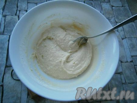 Ложкой замесить нежное, однородное тесто, по консистенции похожее на тесто для оладий или густую сметану.