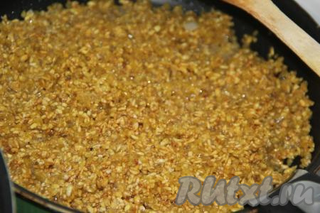 Как только 50% крупы изменит свой цвет, снять булгур с огня.