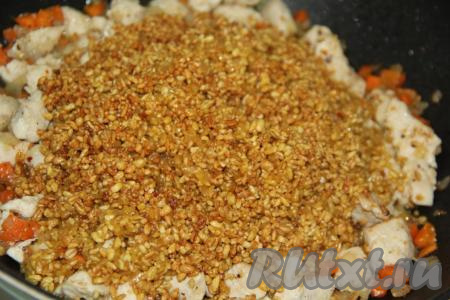 Добавить в сковороду к мясу обжаренную крупу.