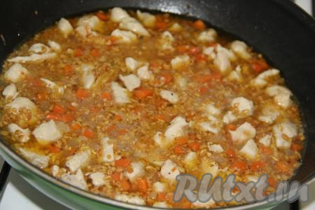 Влить два стакана горячей воды и перемешать. Накрыть сковороду крышкой и томить плов из булгура с курицей на медленном огне, примерно, 20-25 минут. За это время вся вода впитается в крупу.&nbsp;