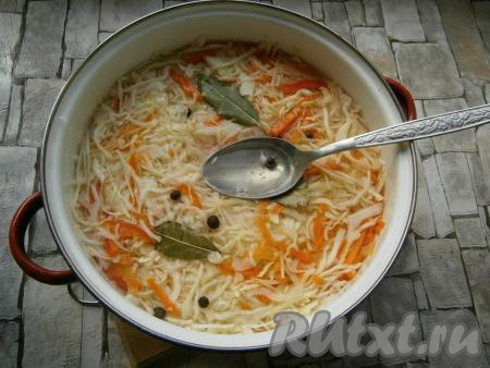 Капусту перемешать с морковкой, болгарским перцем и чесноком, залить горячим маринадом. С помощью ложки хорошо утрамбовать капусту, чтобы маринад ее покрыл.