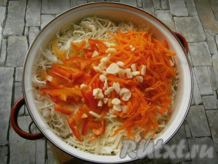 Сюда же добавить нарезанный кусочками чеснок.