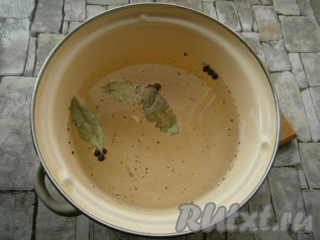 Воду вскипятить, добавить соль и сахар, лавровые листья, черный свежемолотый перец и горошины душистого перца, влить уксус. Дать маринаду прокипеть в течение 3-4 минут.