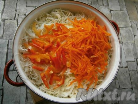 Добавить очищенную и натертую на крупной терке морковку и нарезанный соломкой болгарский перец, очищенный от семян.