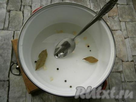 В кастрюльку налить воду, добавить сахар, соль, лавровые листья, горошины черного перца, нарезанный чеснок,&nbsp;влить уксус, поставить на огонь и довести маринад до кипения.
