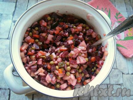 Тщательно винегрет перемешать и дать ему настояться в прохладном месте часа 2.