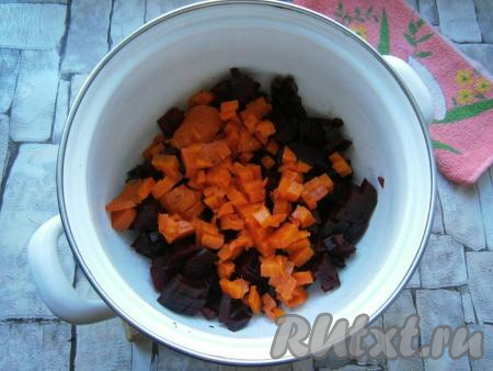 Свеклу, морковь и картофель предварительное отварить (вареные овощи готовы, если они легко прокалываются ножом или вилкой), остудить и очистить. Свеклу и морковь нарезать кубиками.