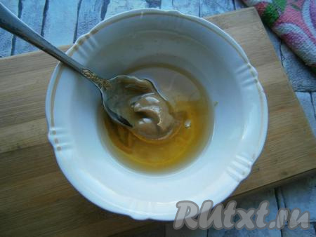 Приготовить заправку: смешать до однородности подсолнечное масло с уксусом и горчицей.