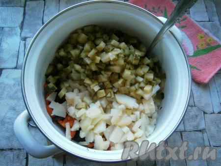 Далее&nbsp;добавить нарезанные кубиками картофель и соленые огурчики.
