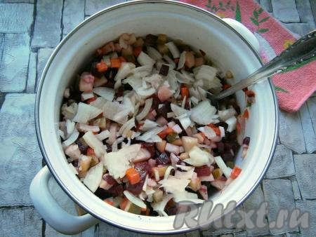 Лук очистить и нарезать тонкими четвертинами или полукольцами, добавить в винегрет.