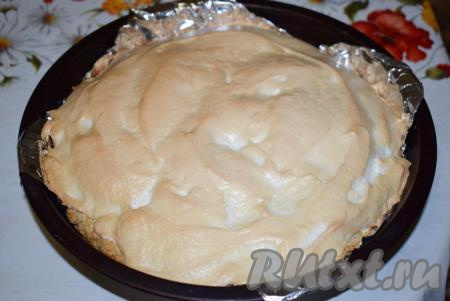 Ставим пирог обратно в духовку и выпекаем еще 10 минут (до легкого подрумянивания белков).