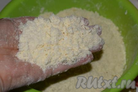 Разотрем все ингредиенты руками в крошку.