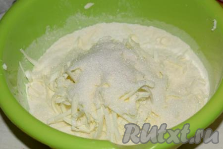 Добавим сахар и натертое на терке холодное сливочное масло. Масло предварительно подморозьте в морозилке.