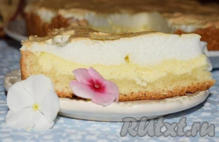 В разрезе пирог "Слёзы Ангела" тоже красив и интересен, в нем сочетаются хрустящее песочное тесто, влажный, сладковатый&nbsp;творог и нежнейший белковый слой. Такую выпечку, благодаря её внешнему виду и вкусу, во многих семьях называют тортиком.