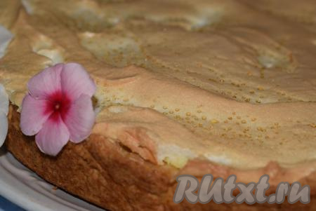 В процессе остывания на поверхности пирога начнут выступать капельки, похожие на слезки,&nbsp;благодаря этим капелькам пирог как раз и получил свое красивое и очень романтическое название "Слезы Ангела".