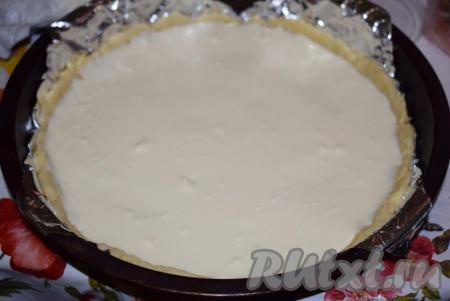 Заполним подготовленную форму с тестом творожной начинкой и отправим наш пирог&nbsp;"Слёзы Ангела" запекаться в разогретую духовку на 25-30 минут при температуре 180 градусов.