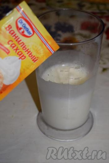 К получившейся пене добавим пакетик ванильного сахара и сначала 1 столовую ложку сахара, продолжим взбивать миксером до полного растворения сахара.