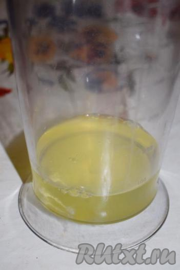 В это время займемся приготовлением белковой шапочки. Для этого белки,&nbsp;которые мы отделили ранее, взобьем при помощи миксера в пышную пену.