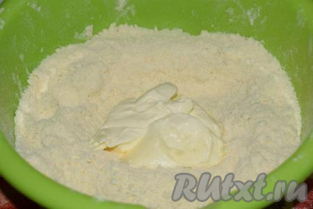 К получившейся крошке добавим сметану.