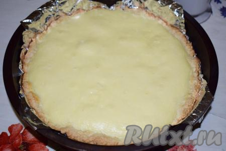 Наш пирог за 30 минут выпекания в духовке начнет подрумяниваться, а творожная начинка схватится сверху.