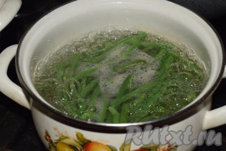 В кастрюле кипятим воду, подсаливаем ее и опускаем подготовленную фасоль.