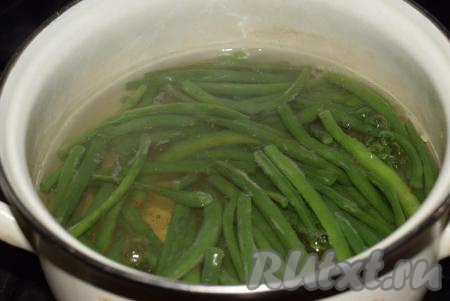 Варим фасоль с момента закипания 4-5 минут на небольшом огне. Отваренная фасоль должна стать достаточно мягкой, но при этом не развариться.
