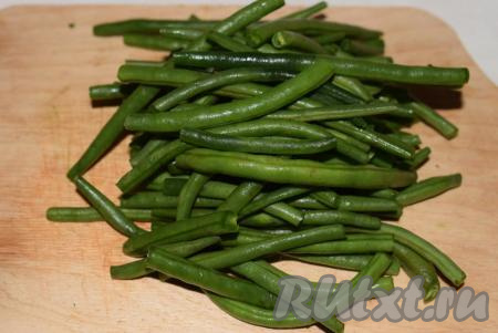 Обрежем кончики с каждого стручка фасоли с двух сторон. Если стручки очень длинные, их можно разрезать на 2-3 части.