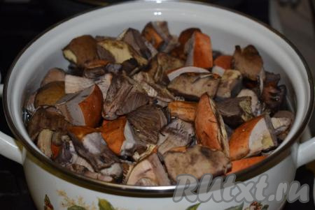 Ставим кастрюлю с водой на огонь, доводим ее до кипения. В воде растворяем соль (на 3 литра воды нужна 1 столовая ложка соли). В кипящий соляной раствор добавляем подготовленные грибы.