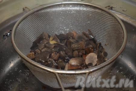 По прошествии времени грибы будут готовы и начнут оседать на дно. В этот момент выключаем огонь и сливаем жидкость, в которой отваривались подосиновики, через дуршлаг. Даем грибам остыть и стечь лишней влаге&nbsp;в течение 40 минут. 