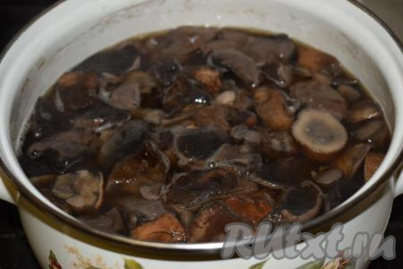 После закипания воды уменьшаем огонь до минимума и варим подосиновики 30 минут.