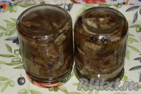 Баночки с маринованными опятами переворачиваем вверх дном и убираем остывать под одеяло. Такая заготовка прекрасно хранится в квартире более года.