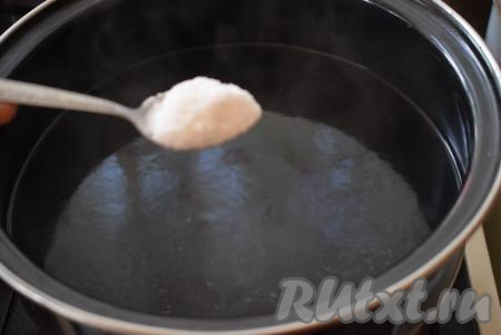 Для того чтобы отварить опята, наливаем в кастрюлю 2,5 литра воды, ставим на огонь, солим закипевшую воду.