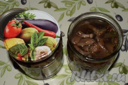 Далее разложим кипящие грибы по баночкам, добавляя маринад до самого верха банок. Закатаем баночки прокипяченными крышками при помощи закаточного ключа.