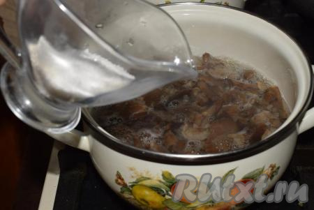 Добавляем соль, сахар и перемешиваем.