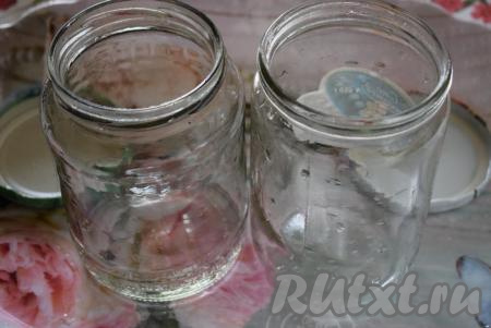 Пока грибы варятся, подготовим банки. Промоем баночки горячей водой с содой и обдадим их кипятком. Крышки проварим пару минут в кипятке.