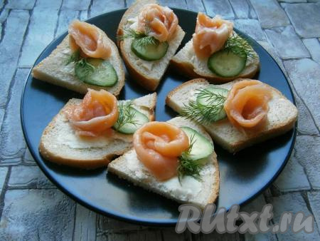 Выложить бутерброды на тарелку или блюдо.