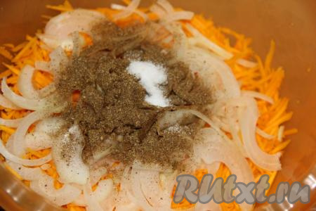 Затем всыпать приправу и соль.