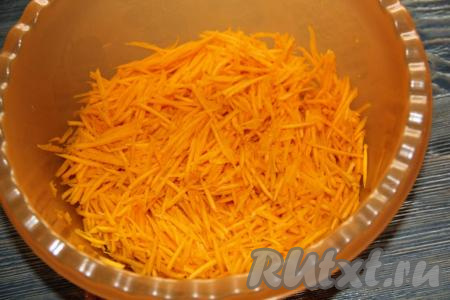 Натереть тыкву на тёрке для моркови по-корейски.