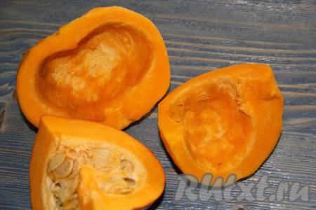 Тыкву очистить от семян и корочки. Мякоть взвесить, нам нужно для рецепта 400 грамм очищенной мякоти тыквы.