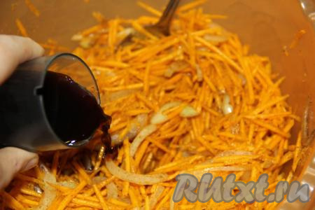 Затем влить соевый соус и перемешать.