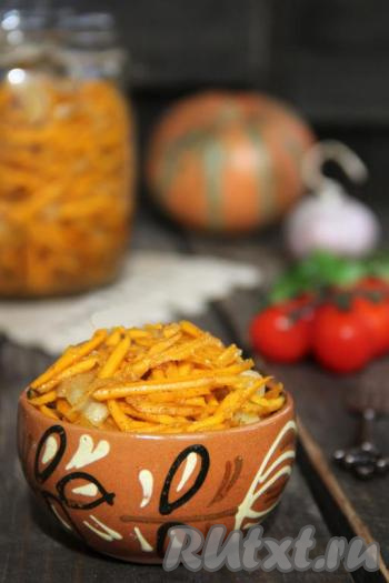 Вот такая яркая и вкусная тыква по-корейски получилась. Хранить тыкву в холодильнике можно в течение 7 дней, но у нас она съедается&nbsp; за один присест.