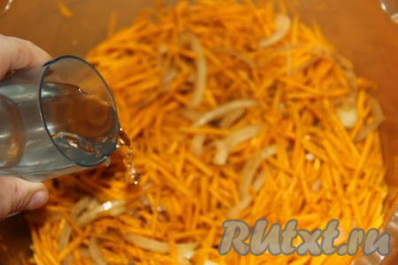 Тщательно перемешать тыкву со специями. Добавить мёд и уксус, перемешать.