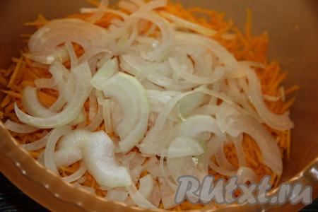 Лук очистить и нарезать тонкими полукольцами. Добавить лук к тыкве.