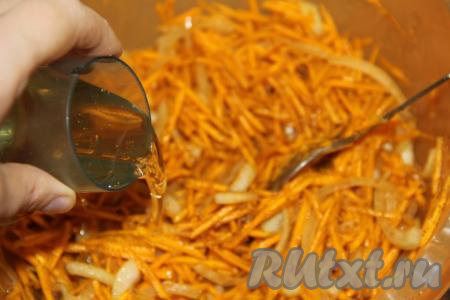 Далее влить растительное масло. Ещё раз перемешать тыкву и, оставив в миске, накрыть крышкой или пищевой плёнкой. Поставить миску с закуской в холодильник на ночь.