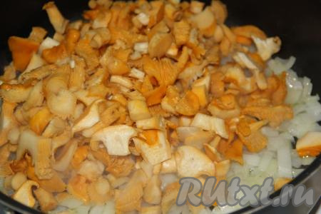 Затем в сковороду с луком добавить лисички.