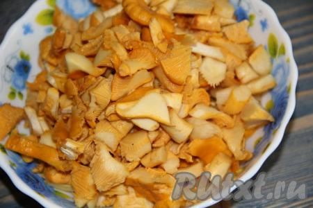 Для приготовления начинки лисички промыть и нарезать на кусочки.