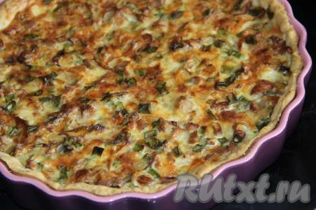 Выпекать пирог с лисичками в духовке, разогретой до 200 градусов, примерно, 45 минут. Заливной пирог покроется красивой золотистой корочкой.