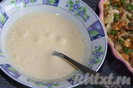 Тщательно перемешать заливку вилкой.